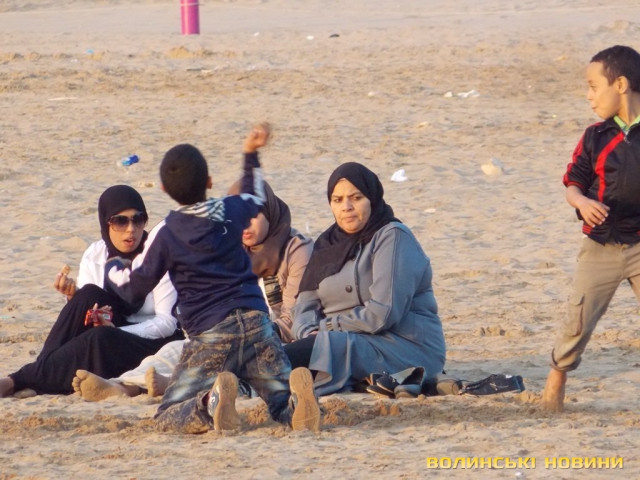 Родина на пляжі в Агадирі
